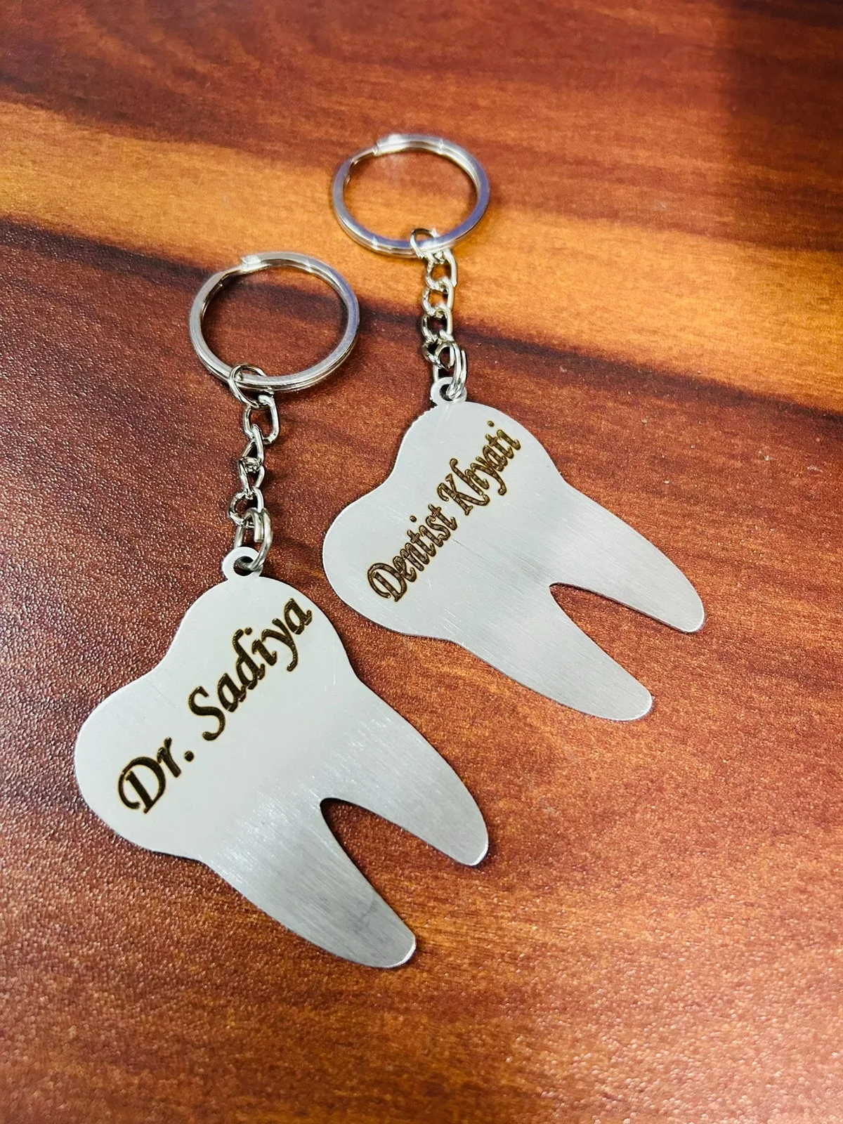 Tooth shaped steel keychains engraved with dentist names for doctors